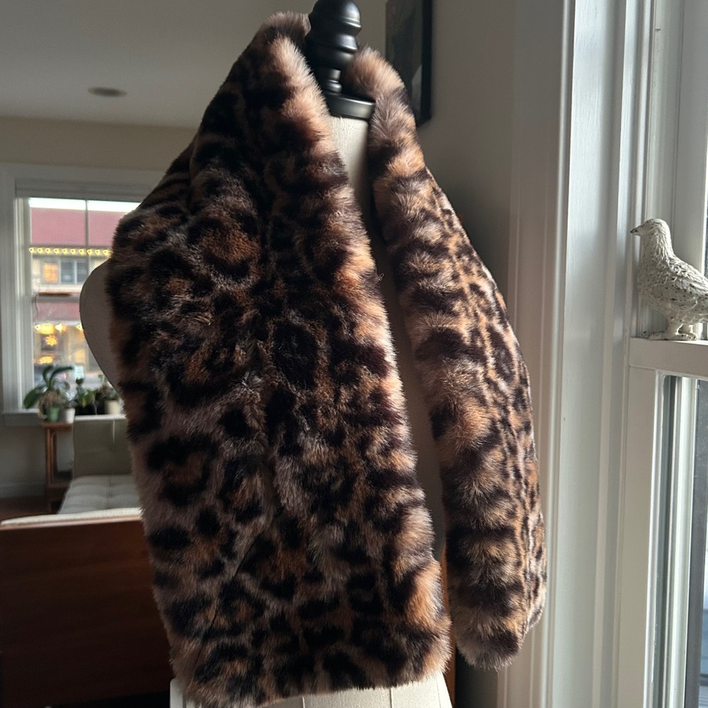 Leopard Faux Fur Scarf, NWT - Picture 3 of 4